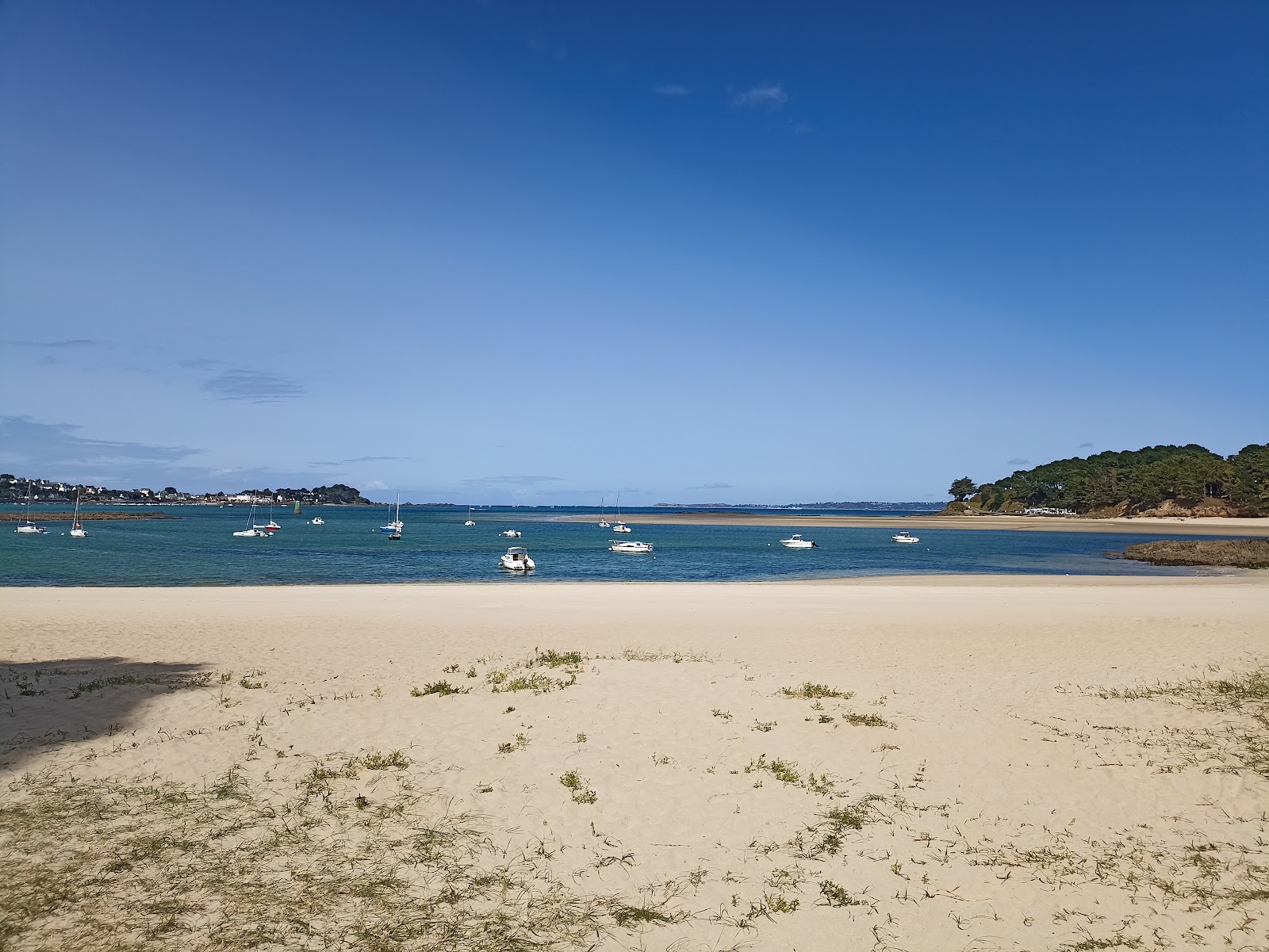 Foto von Plage du Fond de la Baie und die siedlung