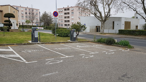 Borne de recharge de véhicules électriques IZIVIA Grand Lyon Station de recharge Grigny