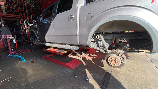 Tire Shop «Discount Tire Store - Tigard, OR», reviews and photos, 11462 SW Pacific Hwy, Tigard, OR 97223, USA