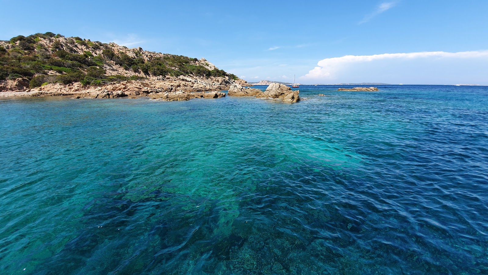Foto von Cala Bonifazzinca mit viele kleine buchten