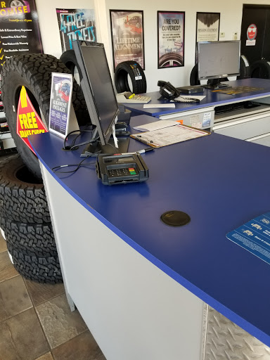 Tire Shop «Discount Tire Centers - Fresno, CA», reviews and photos, 6615 N Blackstone Ave, Fresno, CA 93710, USA