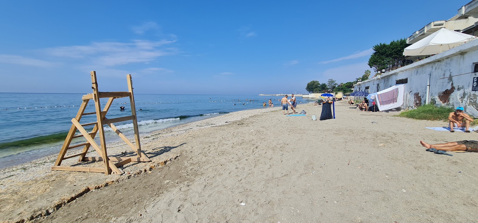 Güzelce Plajı'in fotoğrafı geniş bir kıyı şeridi ile birlikte