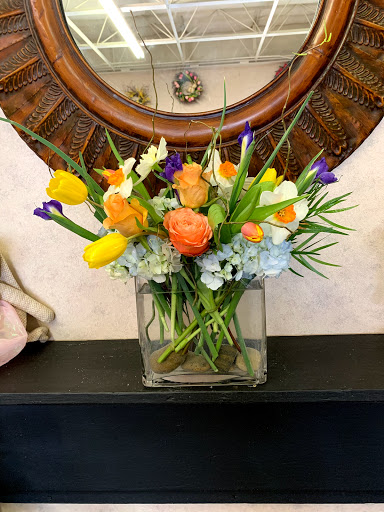 Florist «Downtown Flowers And Gift Shop», reviews and photos, 130 E Charlemont Ave, Kingsport, TN 37660, USA