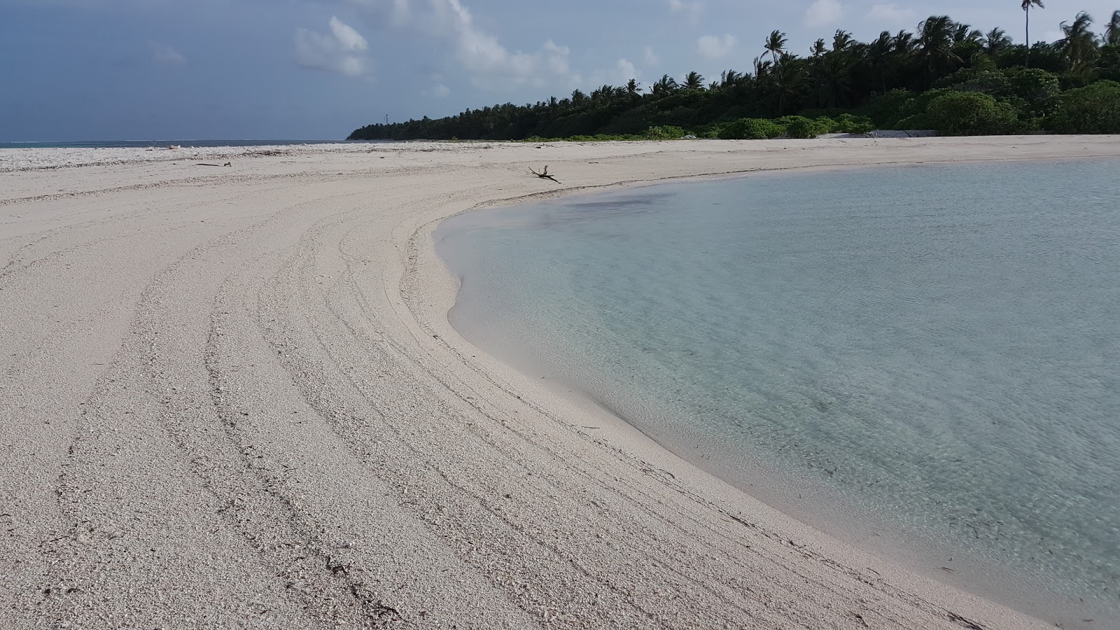 Dhekunu Thundi Beach'in fotoğrafı geniş bir kıyı şeridi ile birlikte