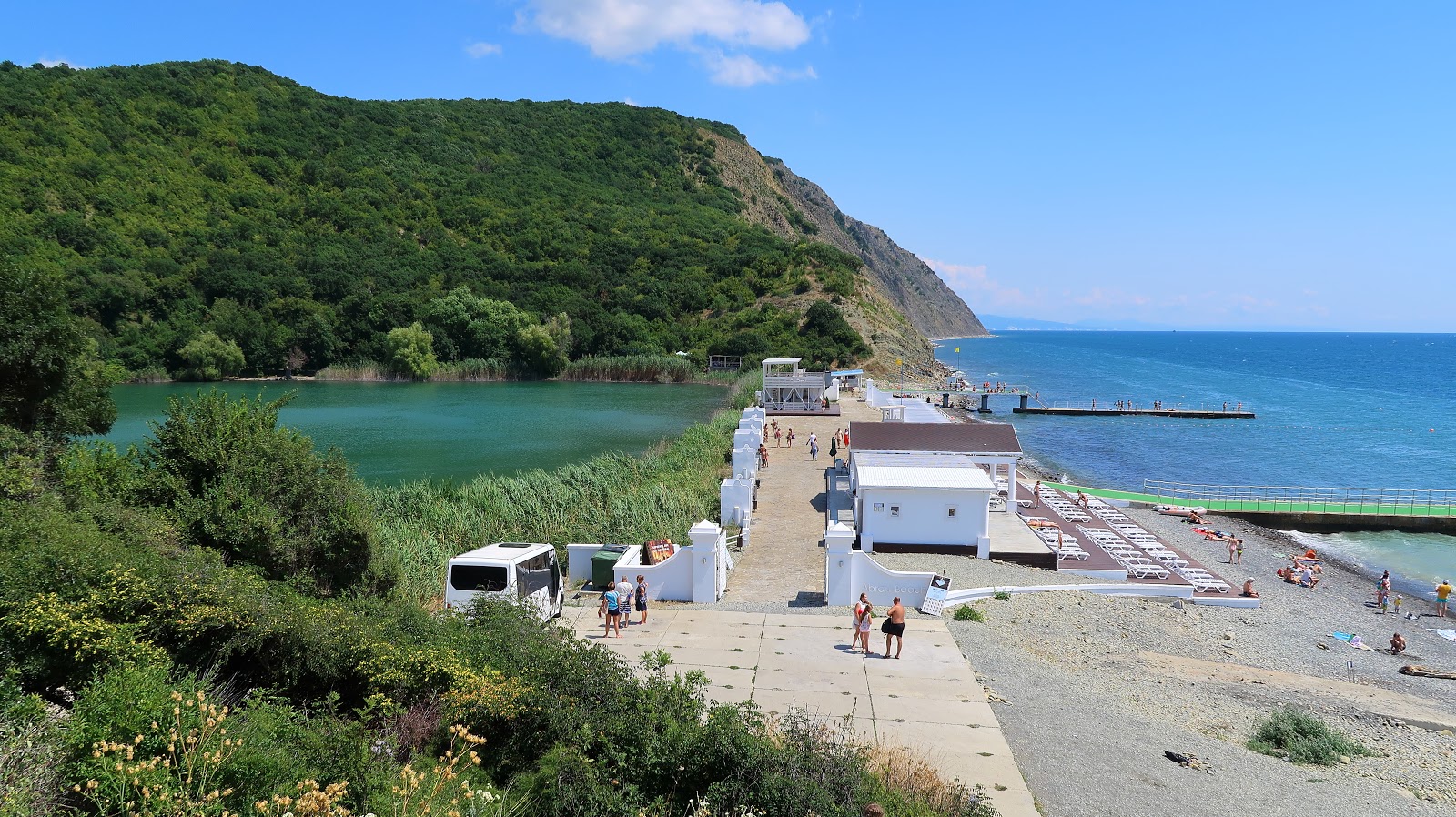 Foto di Abrau beach con una superficie del ciottolame