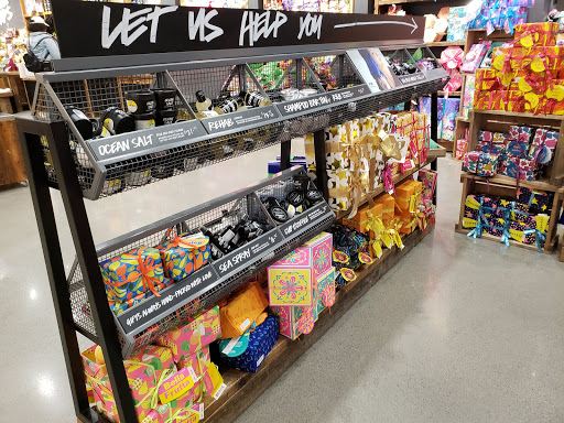 Cosmetics Store «LUSH», reviews and photos, 512 Orland Square Dr, Orland Park, IL 60462, USA