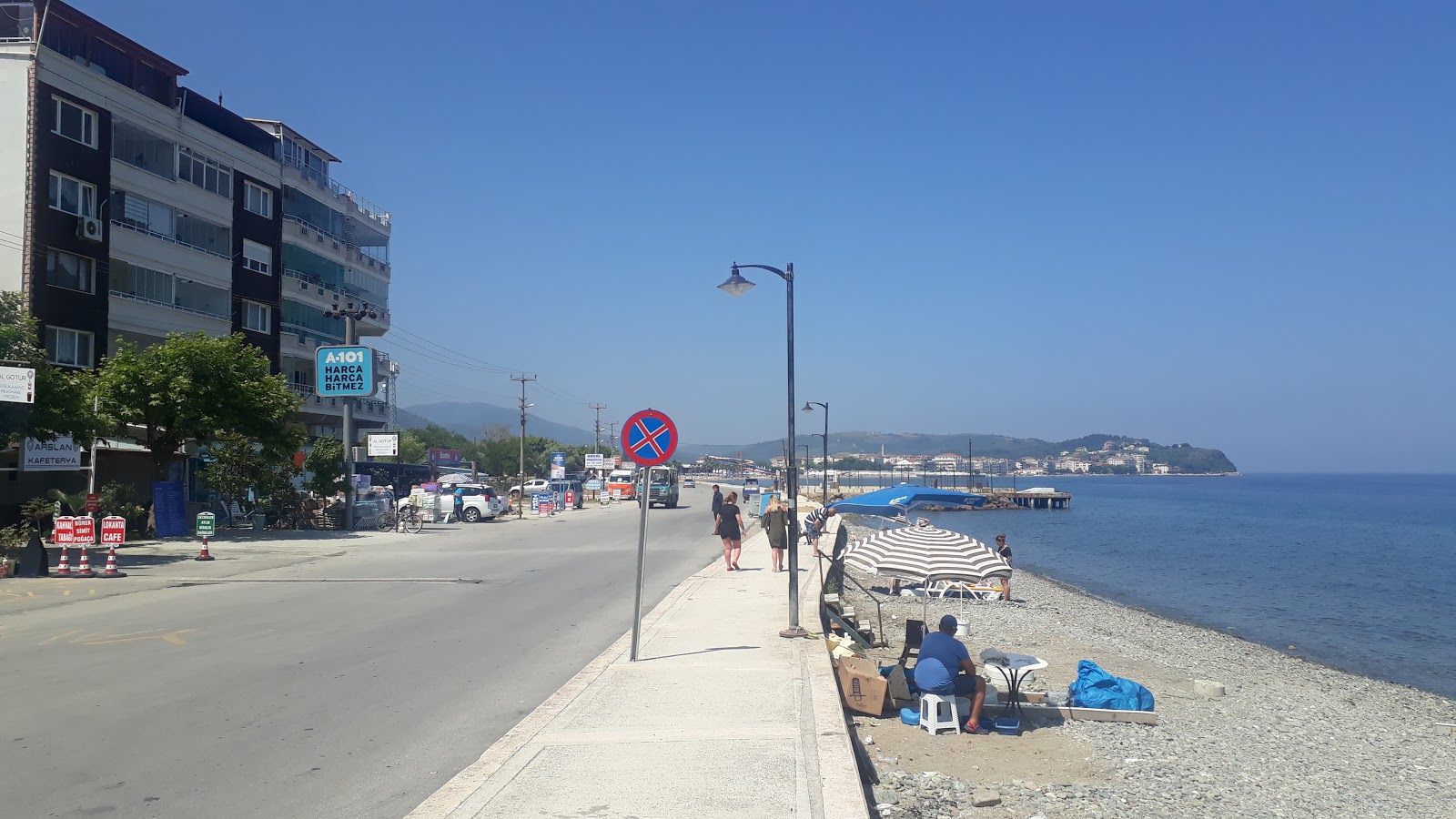 Foto de Karsiyaka beach con guijarros grises superficie
