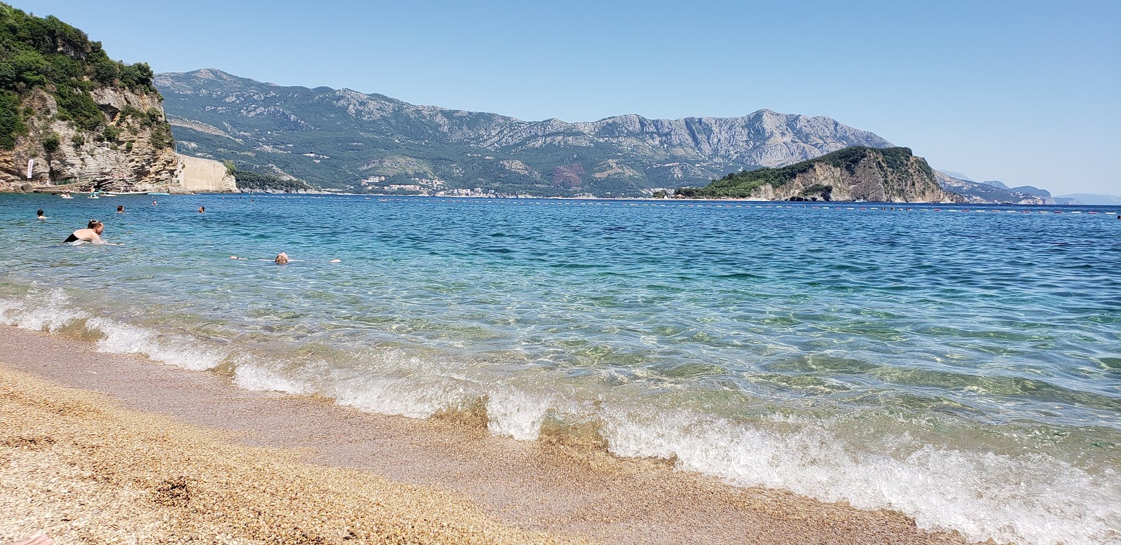 Mogren Plajı'in fotoğrafı uçurumlarla desteklenmiş