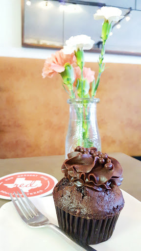 Coffee Shop «Red Dessert Dive», reviews and photos, 1045 Studewood St, Houston, TX 77008, USA