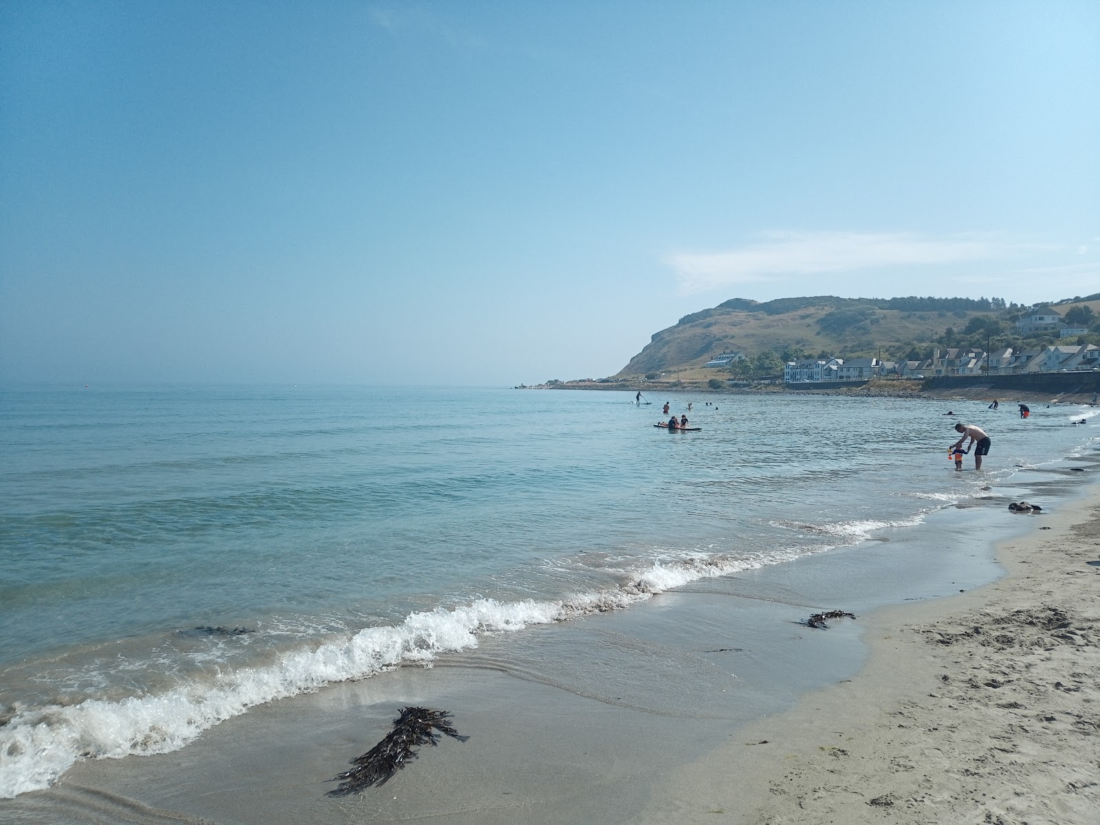 Foto di Ballygally Beach - luogo popolare tra gli intenditori del relax