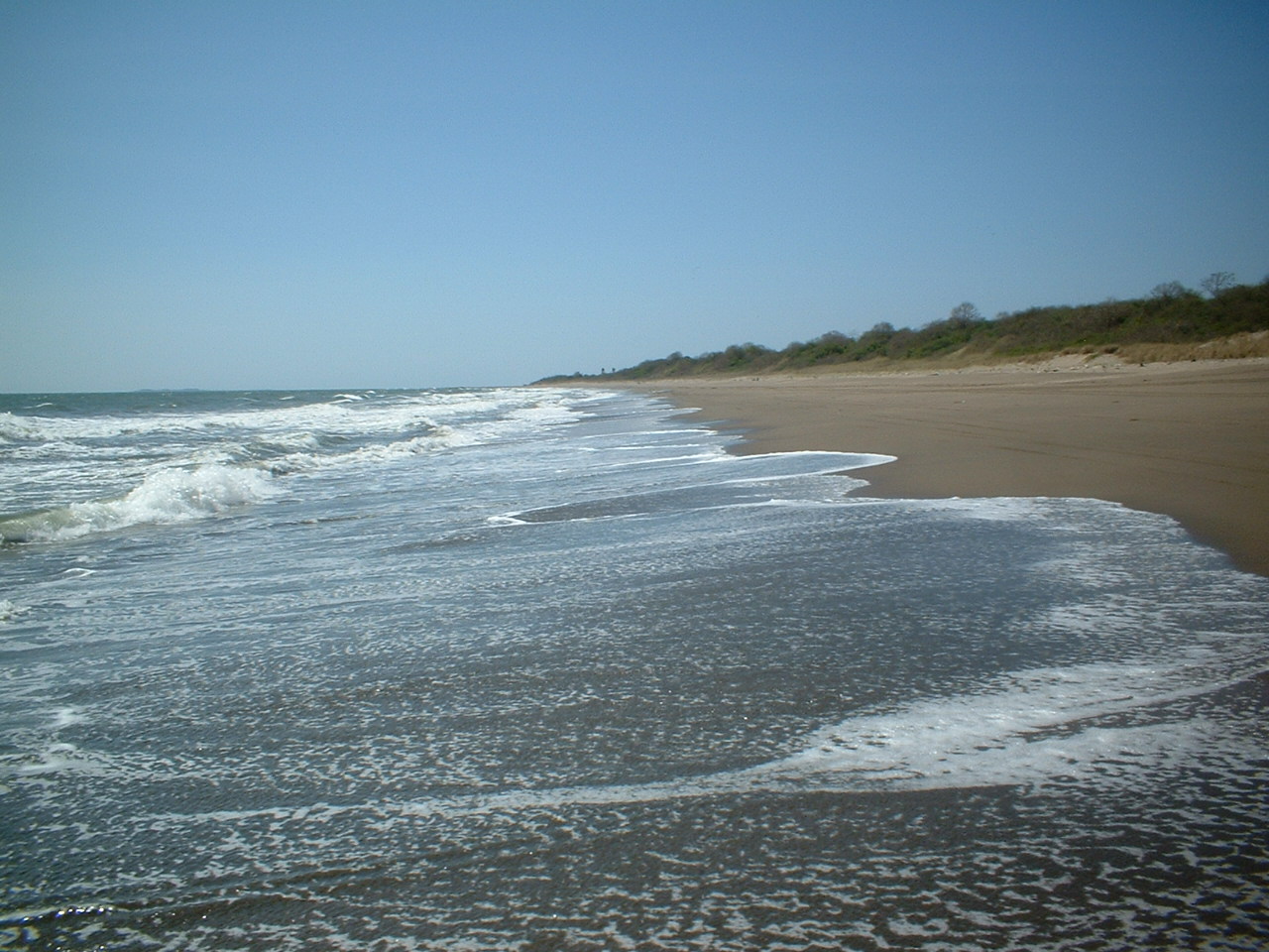 Bajaderos Beach的照片 带有蓝色的水表面