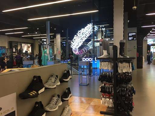 Filadelfia Duquesa preferible Best Adidas Shops In Barcelona Near Me