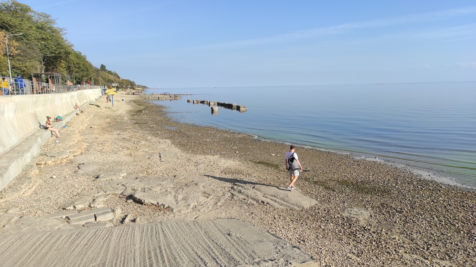Fotografija Primorskiy Plyazh z svetel pesek in kamni površino