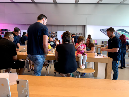 Computer Store «Apple Eton», reviews and photos, 28849 Chagrin Blvd, Woodmere, OH 44122, USA