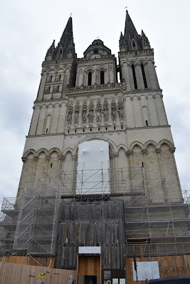 Fée n'home men à Angers