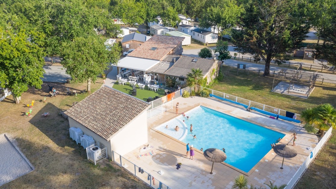 Camping Clicochic Le Médoc Bleu à Carcans