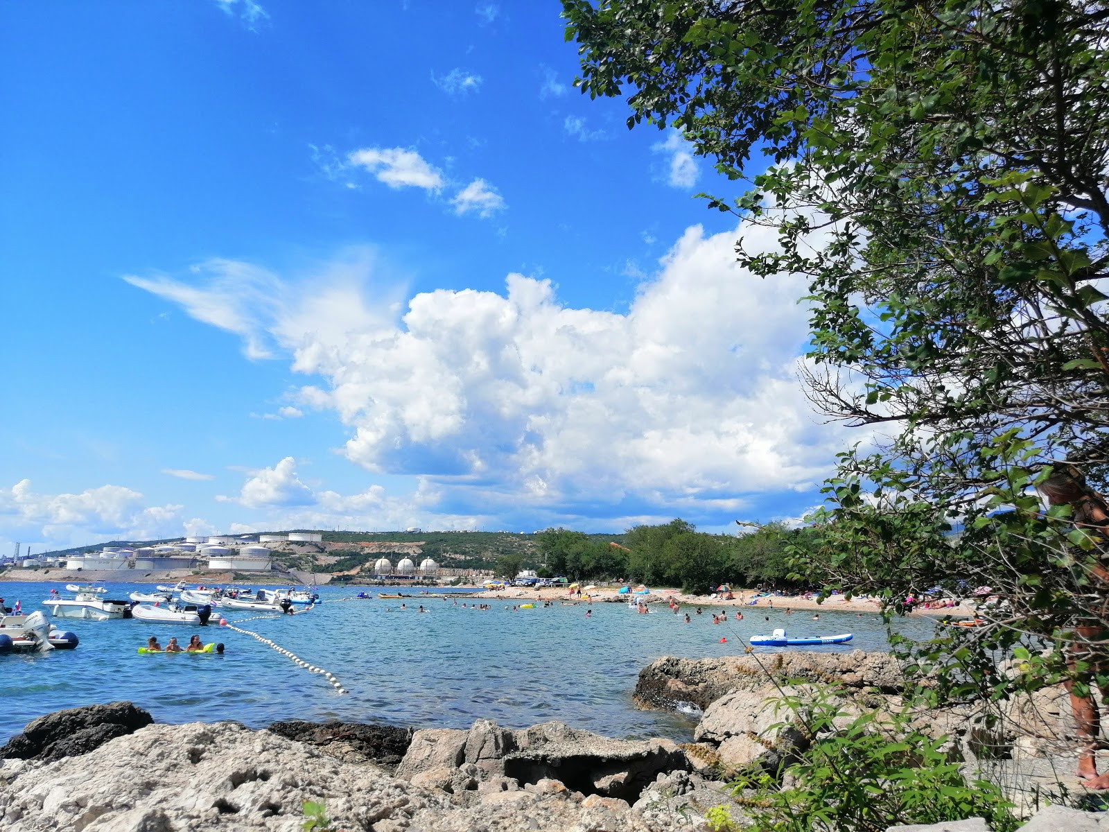Ostro beach的照片 带有碧绿色水表面