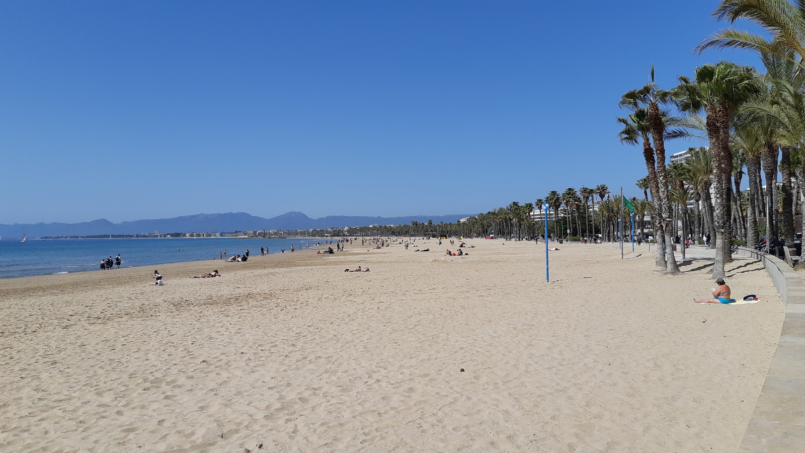 Photo de Platja de Ponent avec rivage droit, long
