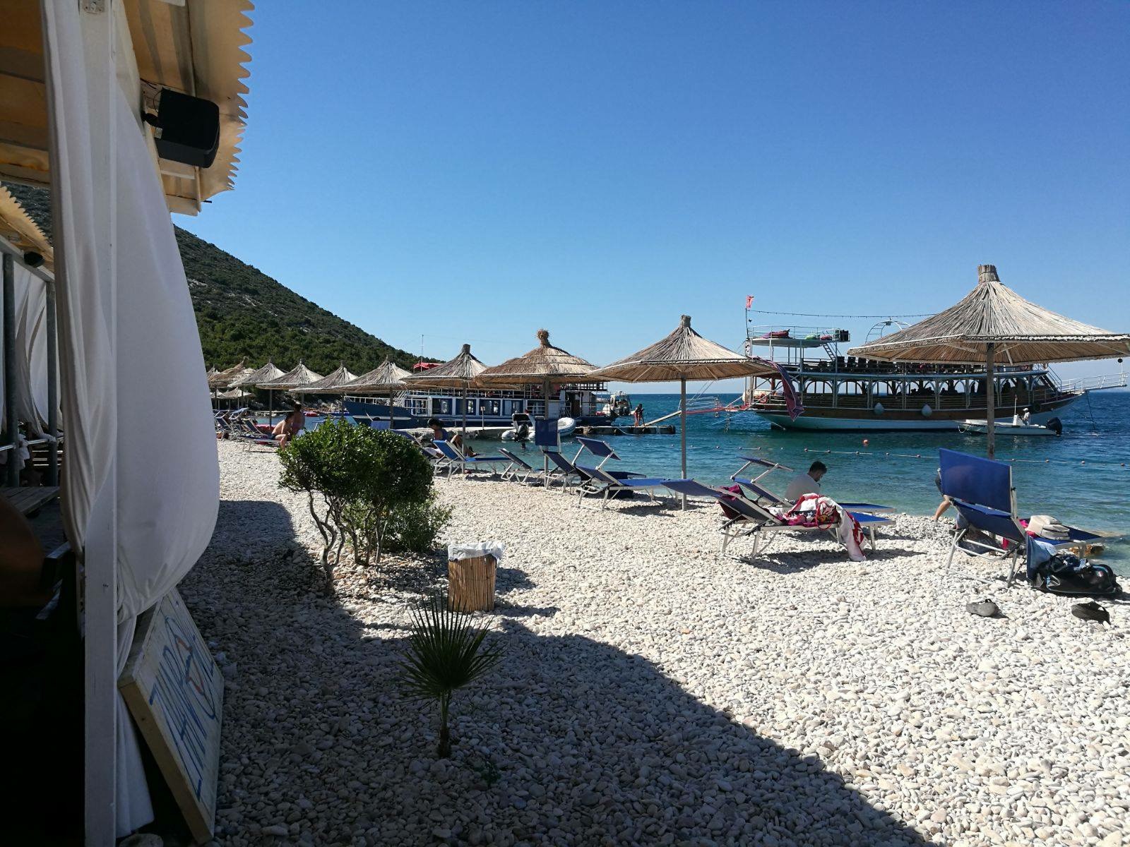 Zhanpovel Bay'in fotoğrafı geniş bir kıyı şeridi ile birlikte