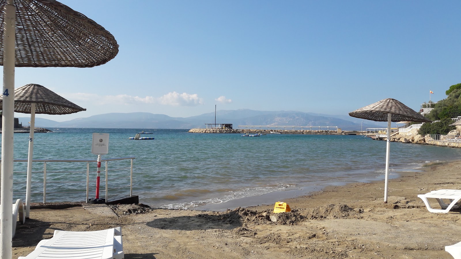 Foto von Iliksu Yerel Ozel Egitim Merkezi Beach von Klippen umgeben