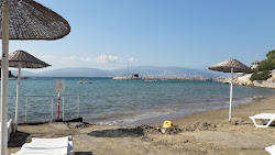 Foto von Iliksu Yerel Ozel Egitim Merkezi Beach von Klippen umgeben