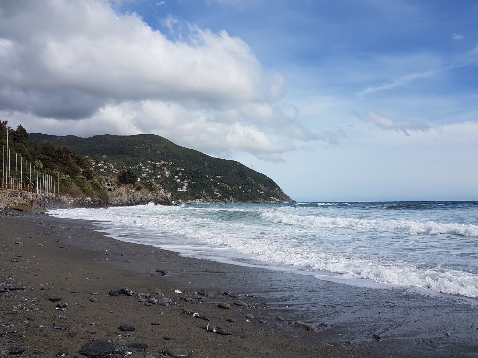 Fotografie cu Spiaggia La Secca - locul popular printre cunoscătorii de relaxare