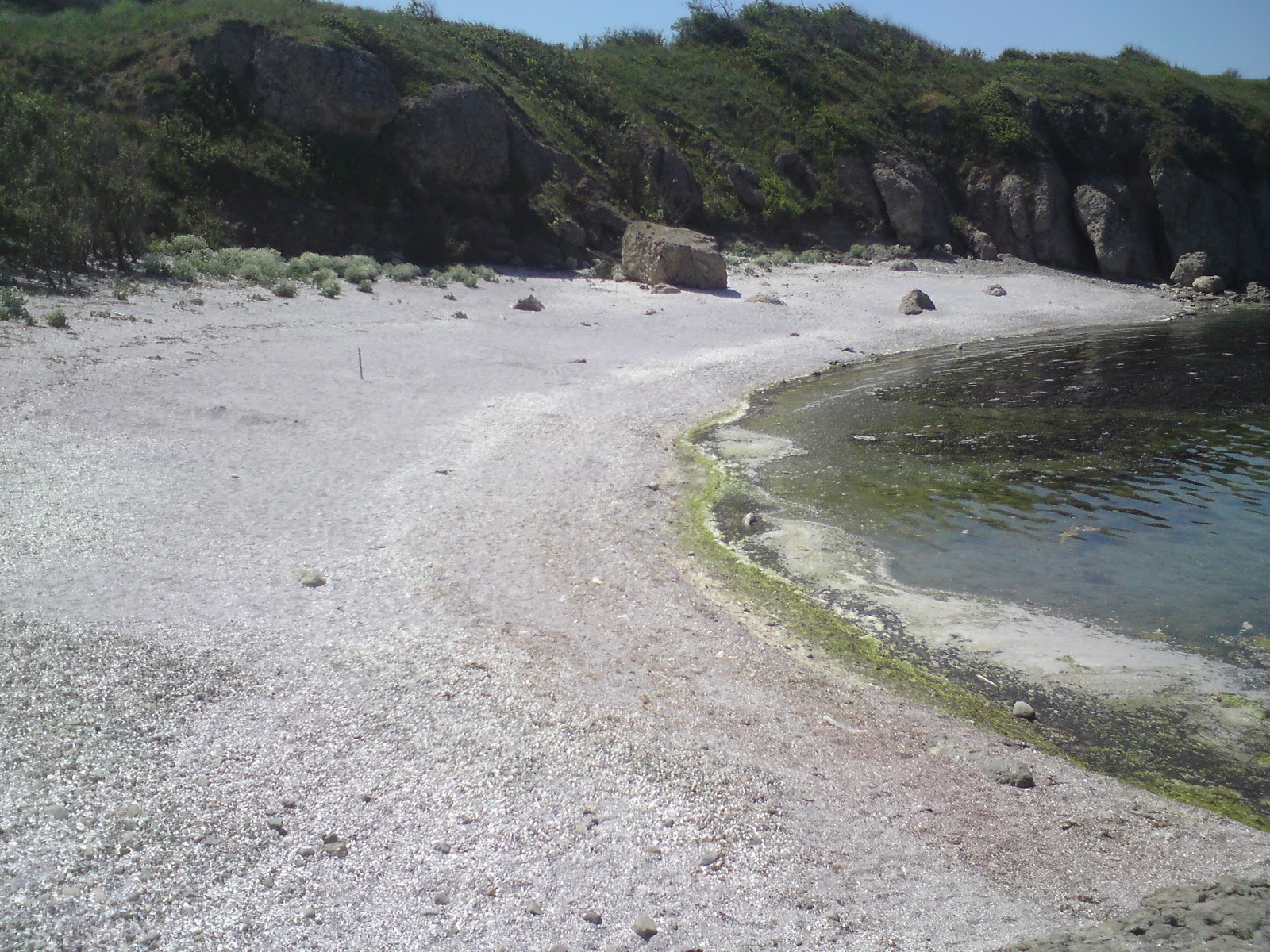 Perlene plage的照片 带有蓝色纯水表面