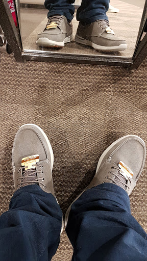 Shoe Store «DSW Designer Shoe Warehouse», reviews and photos, 520 E Waterfront Dr, Homestead, PA 15120, USA