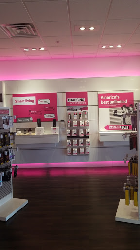 Cell Phone Store «T-Mobile», reviews and photos, 2402 James L Redman Pkwy, Plant City, FL 33566, USA
