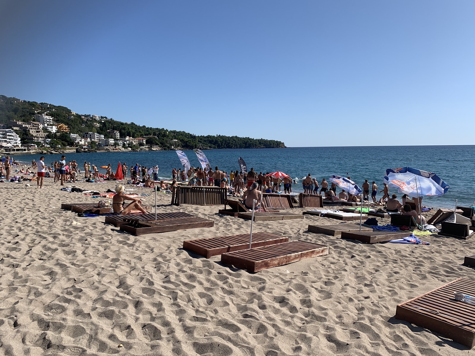 Photo de Sutomore Beach protégé par des falaises