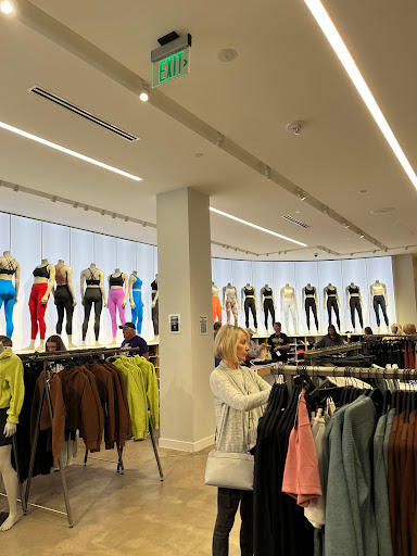 Sportswear Store «lululemon athletica», reviews and photos, 152 South Avenue, Bloomington, MN 55425, USA