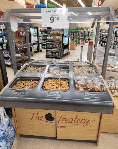 Pet Supply Store «Petco Animal Supplies», reviews and photos, 5975 20th St, Vero Beach, FL 32966, USA