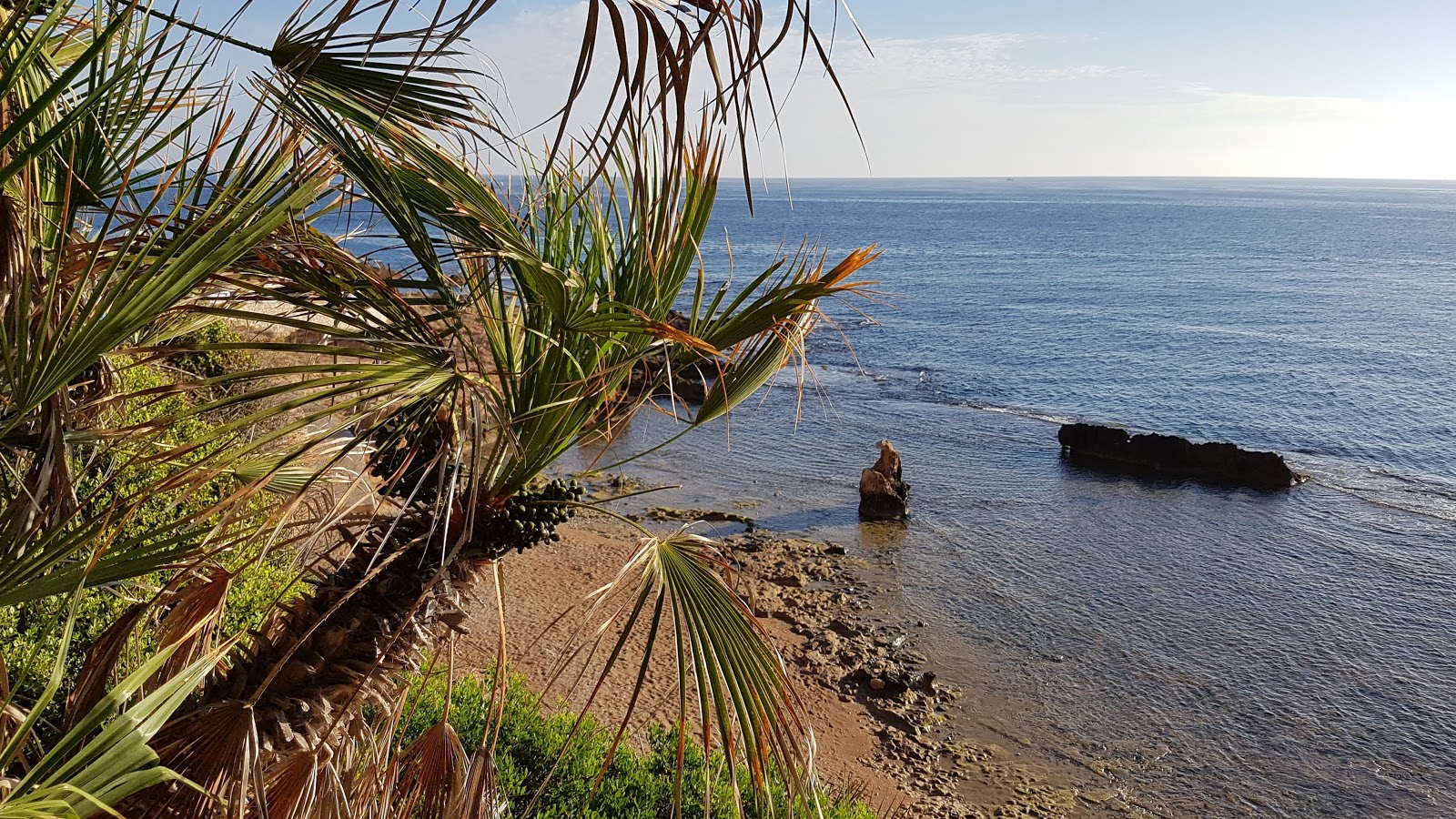 Playa les rotes denia'in fotoğrafı kahverengi kum yüzey ile
