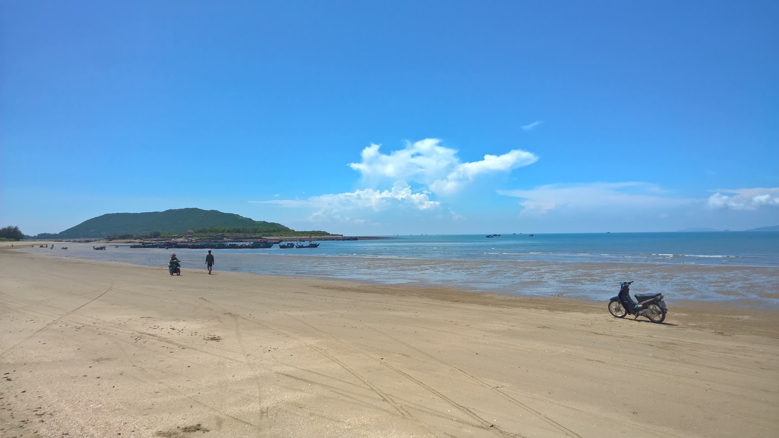 Photo of Dau Dong Beach with brown sand surface