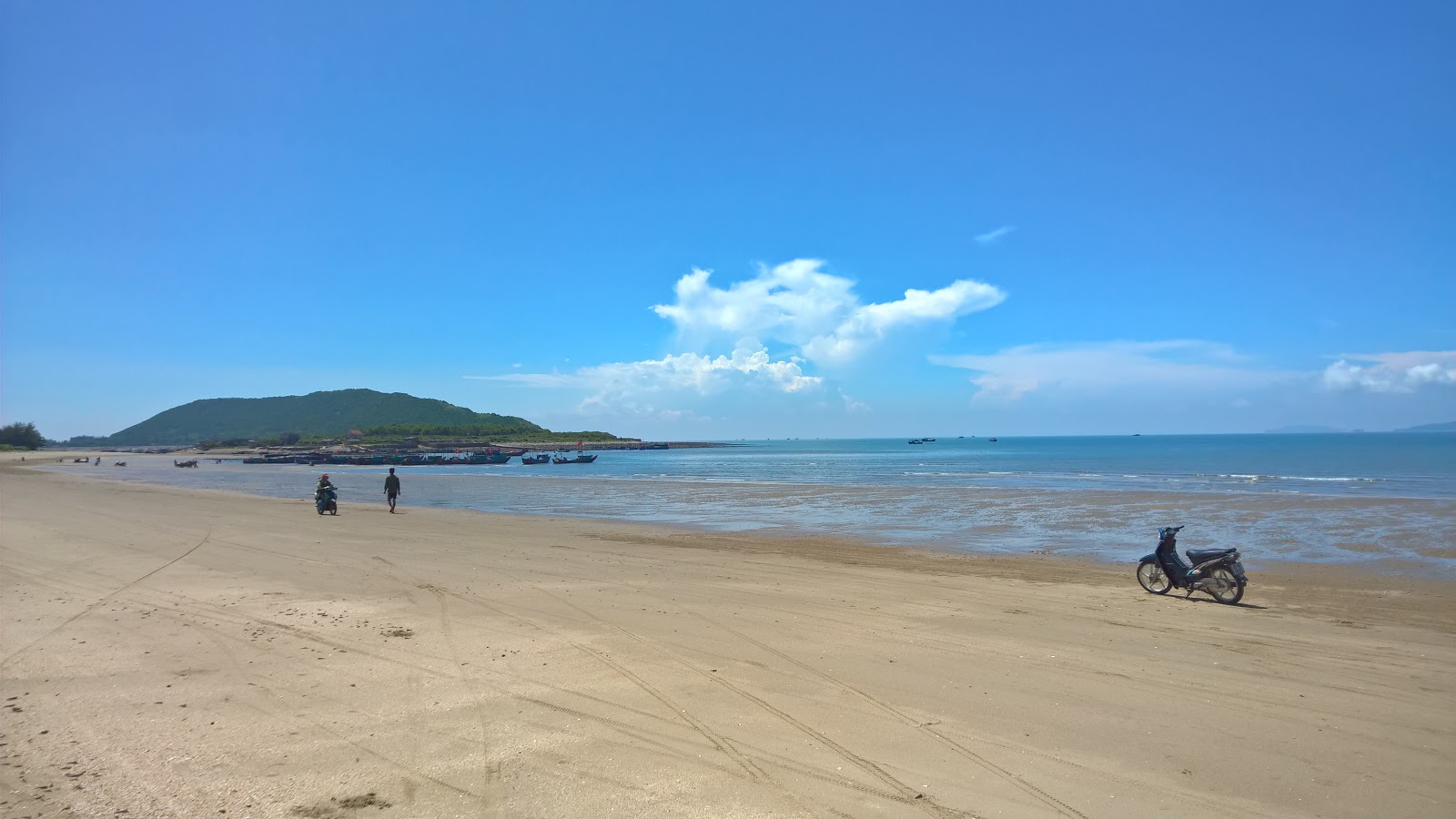 Dau Dong Beach的照片 带有棕沙表面