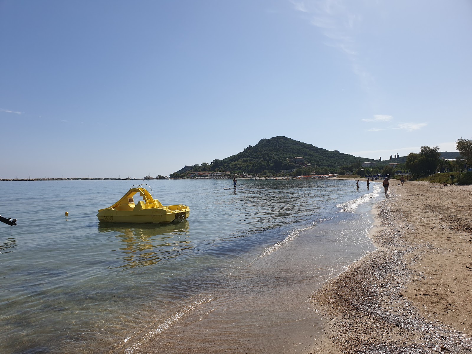 Foto de Alykanas Beach - lugar popular entre os apreciadores de relaxamento