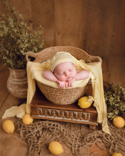 Crescent Photography Winnipeg - Newborn & Maternity Photography