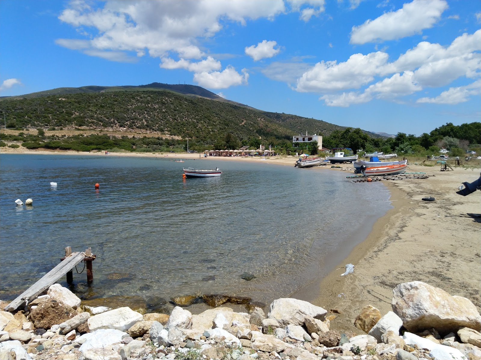 Platanes beach的照片 带有碧绿色纯水表面