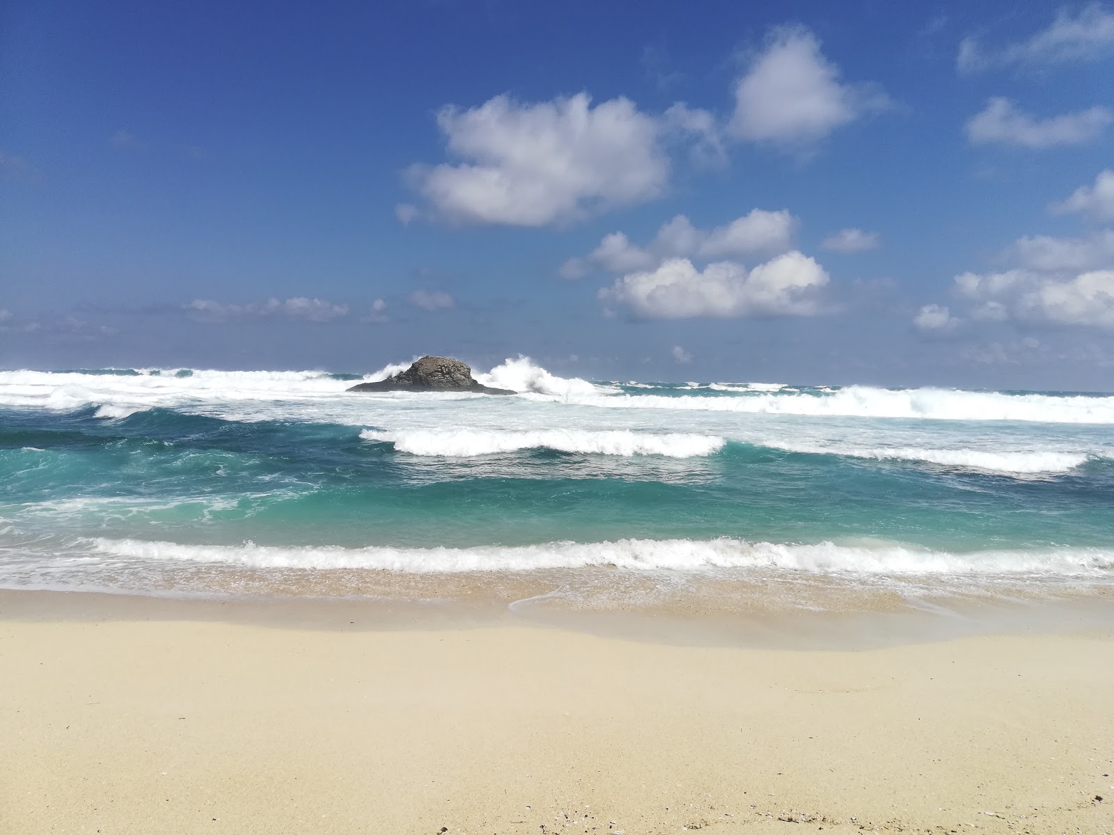 Mandalika Queen Beach'in fotoğrafı - rahatlamayı sevenler arasında popüler bir yer
