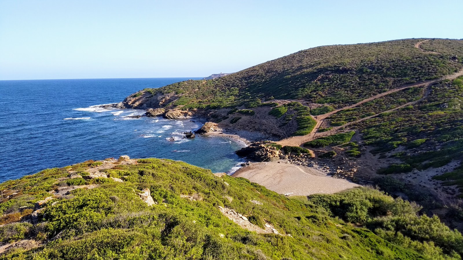 Foto von Rio Murtas beach mit beiger sand & kies Oberfläche