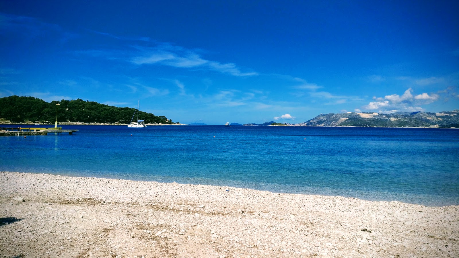 Photo de Zal beach protégé par des falaises