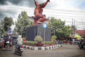 Patung Knalpot image