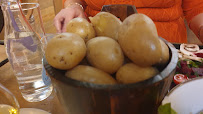 Pomme de terre du Restaurant servant de la raclette Les Marmottes à Paris - n°3