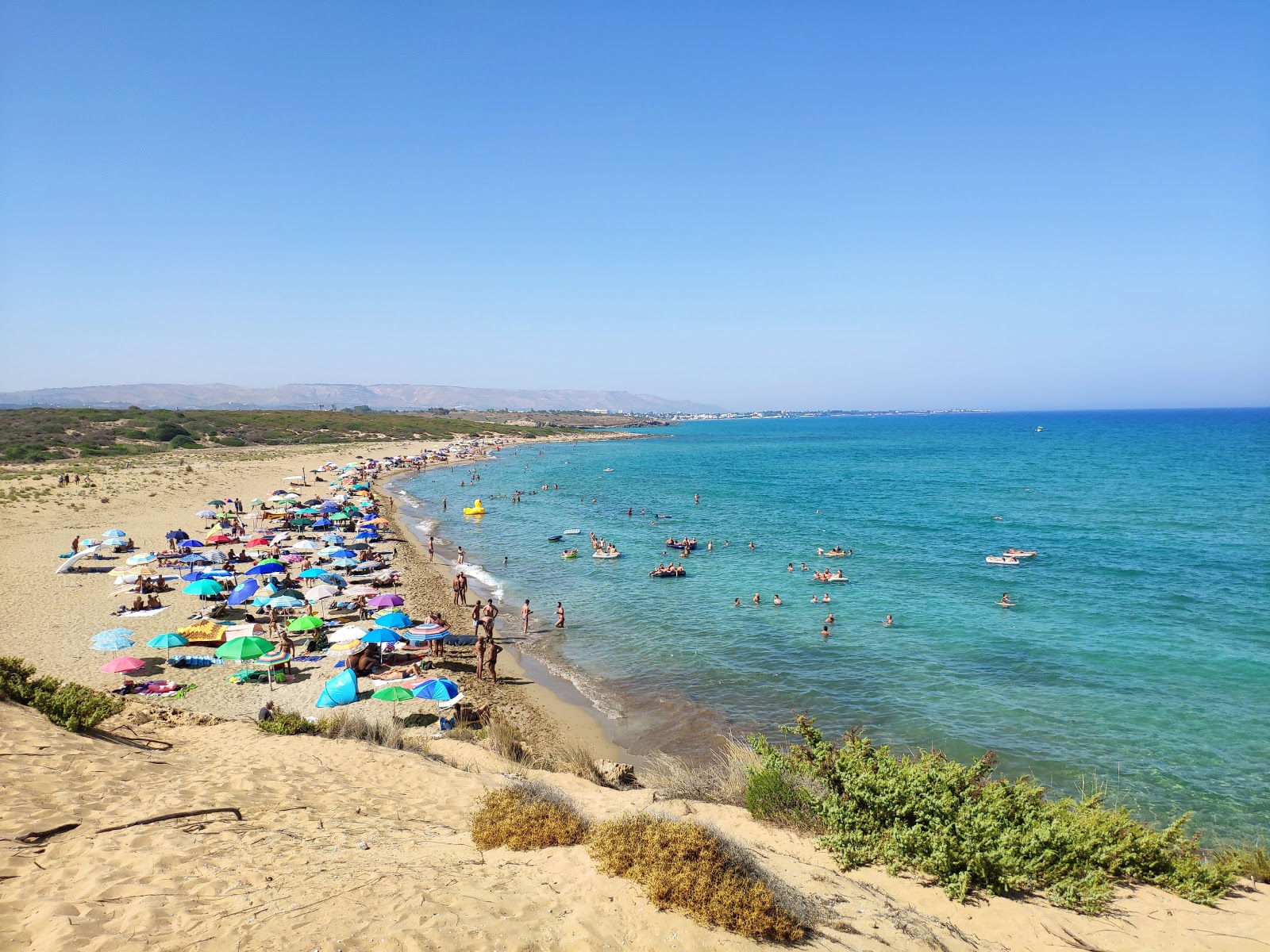 Φωτογραφία του Παραλία Μαριανέλι Φυσικιστών με μπεζ άμμος επιφάνεια