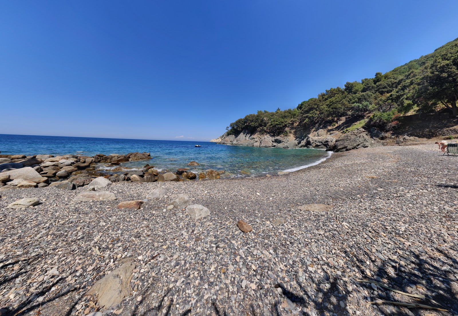 Fotografie cu Spiaggia della Cala cu o suprafață de apa pură turcoaz