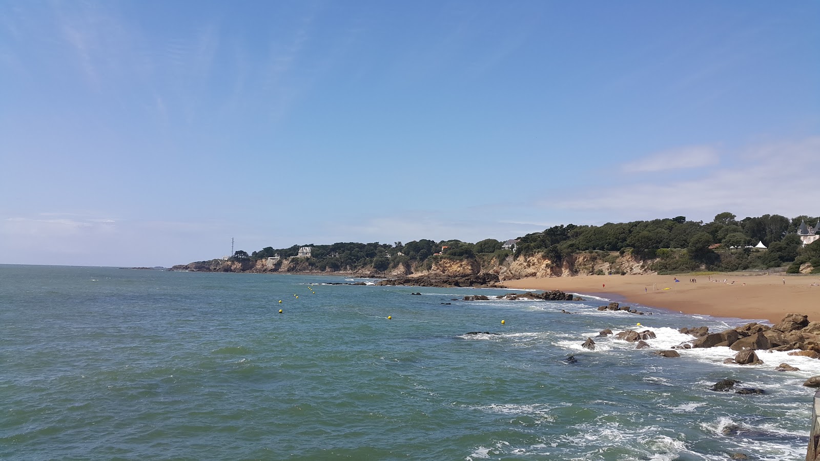 Foto di Saint-Marc beach circondato da montagne