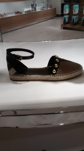 Stores to buy women's flat sandals Calgary