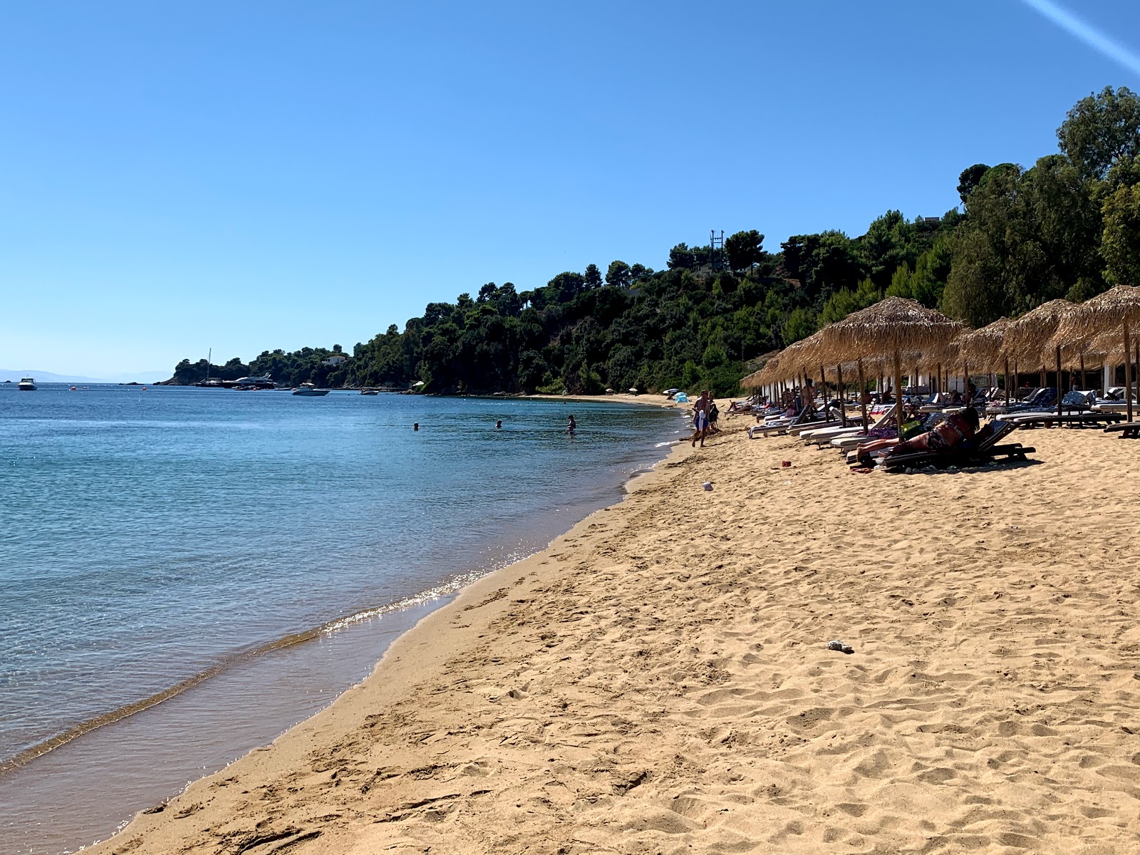 Fotografie cu Agia Paraskevi beach cu nivelul de curățenie înalt