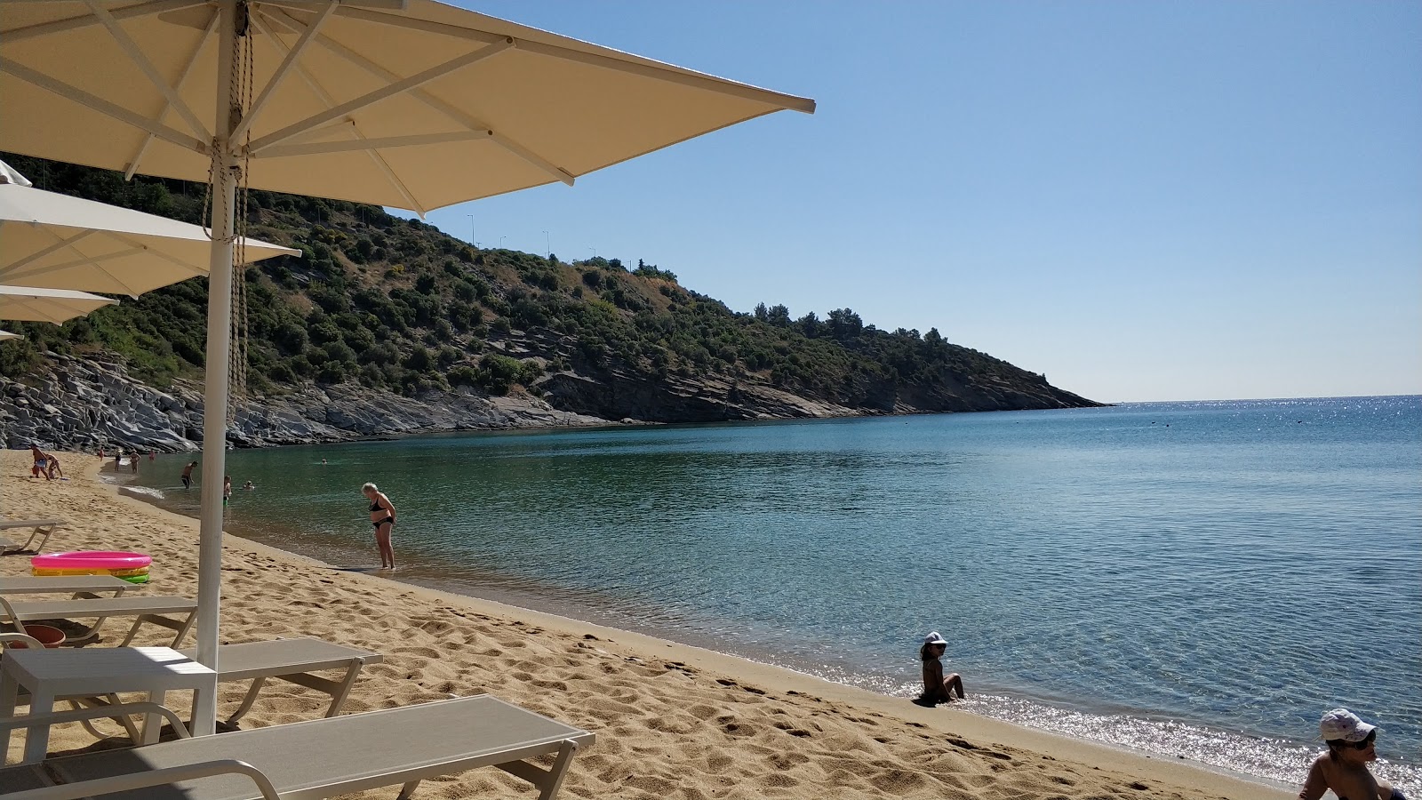 Foto di Spiaggia di Kolimvisi con una superficie del sabbia beige