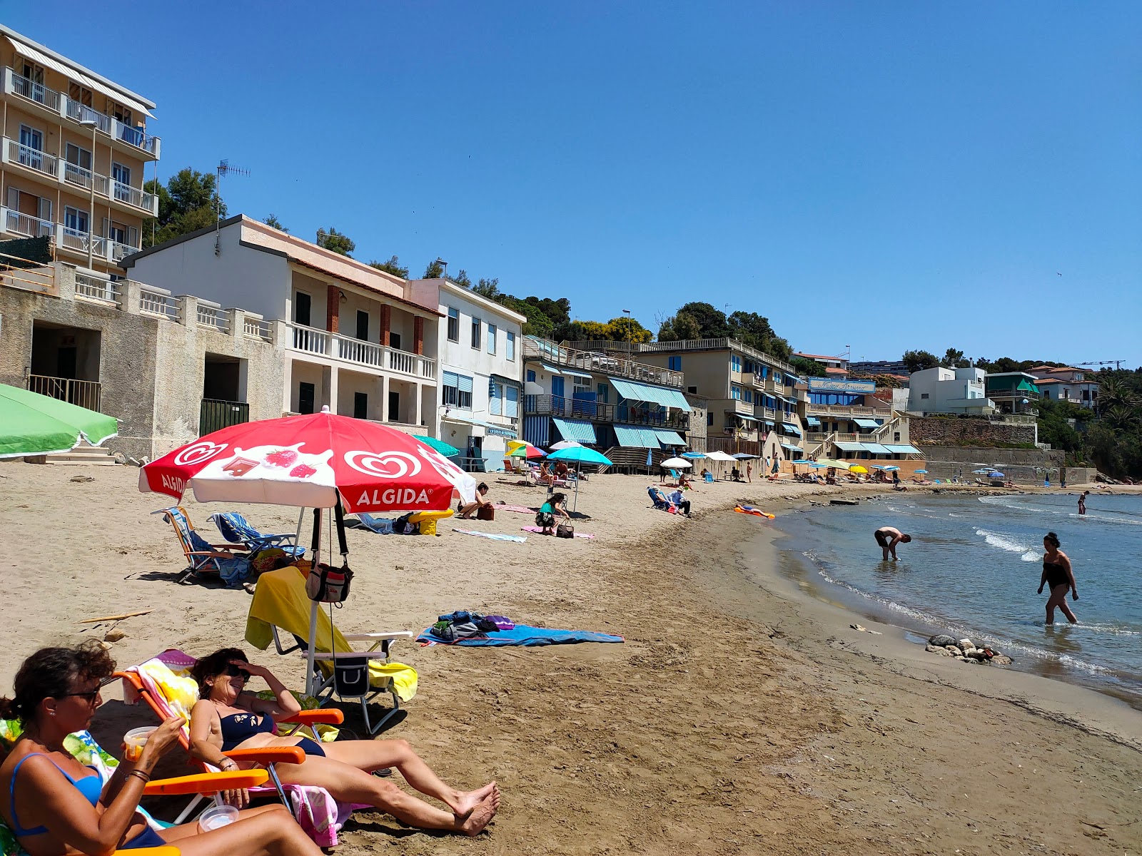 Foto av Spiaggia Salivoli med blått vatten yta